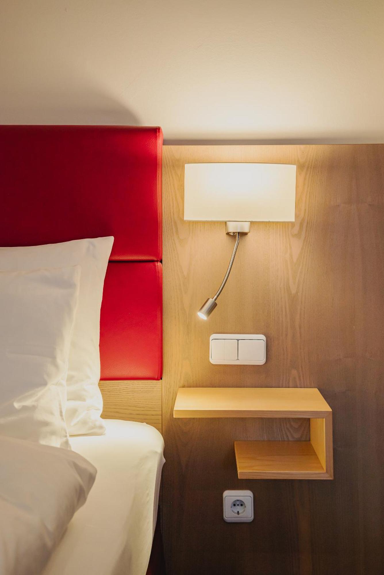 Hotel Hachinger Hof Oberhaching Buitenkant foto