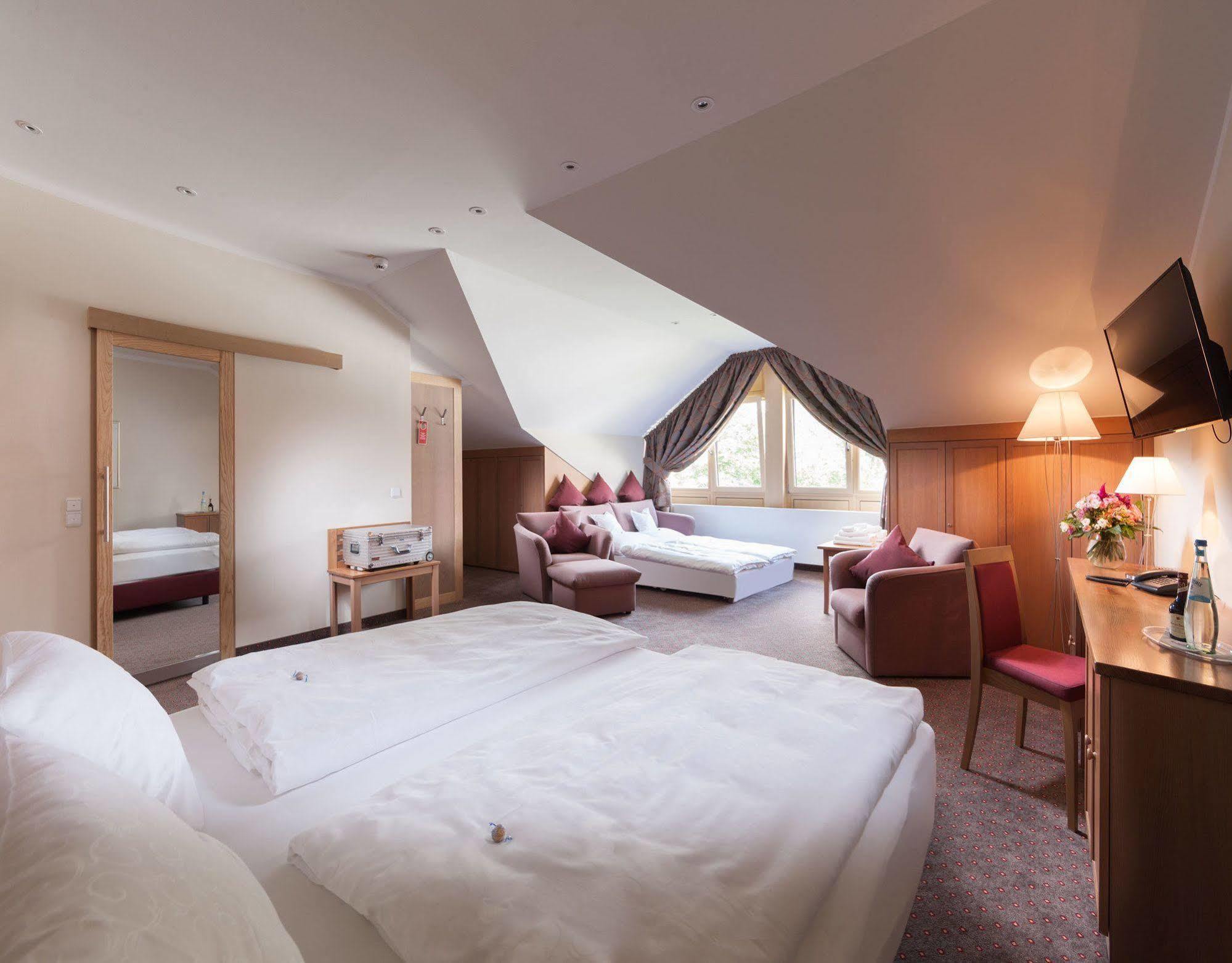 Hotel Hachinger Hof Oberhaching Buitenkant foto