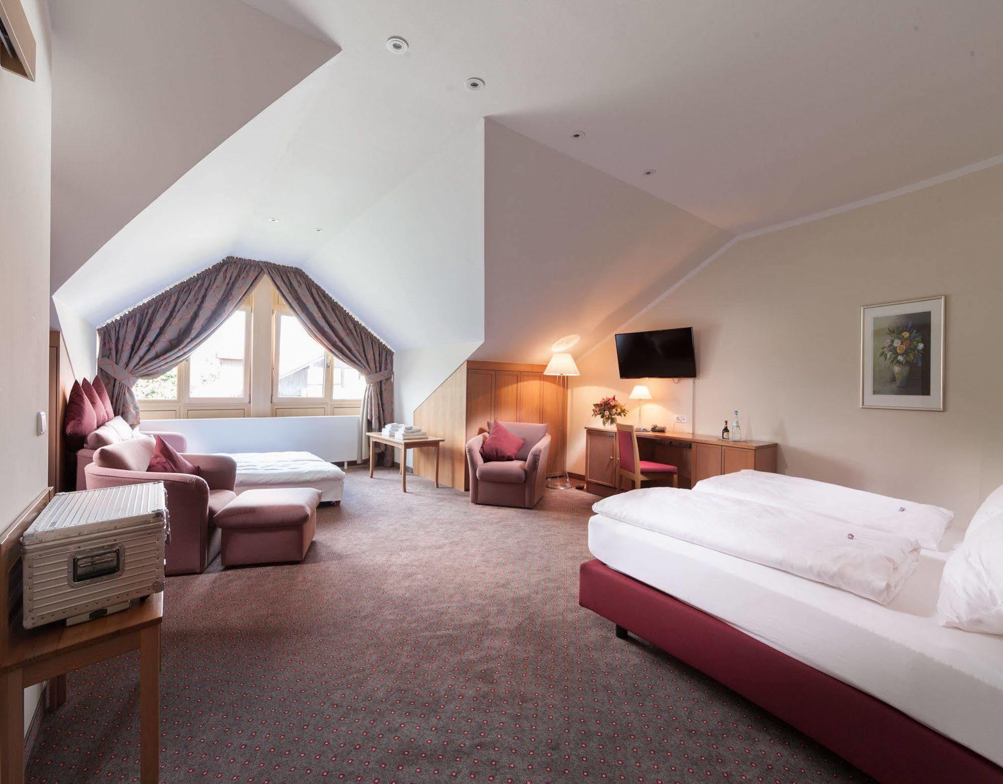 Hotel Hachinger Hof Oberhaching Buitenkant foto